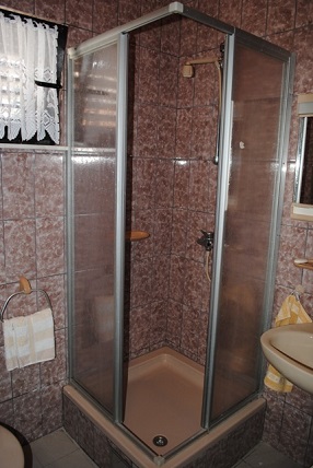 Dusche und Toilette im selben Raum